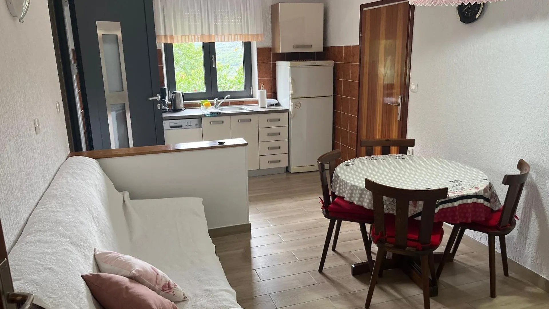 Elena Relax For 4, Hike And Bike Apartment Rabac